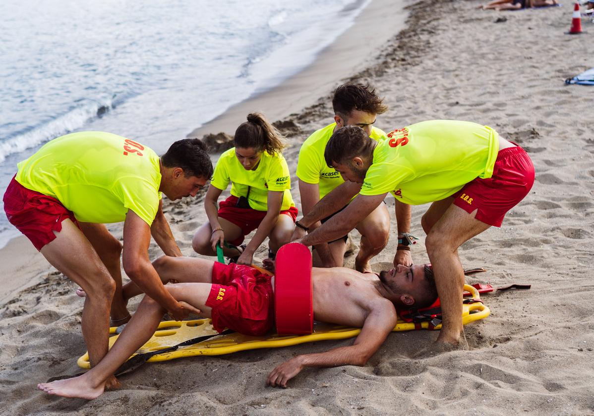 Simulacres de rescat aquàtic en piscines i platges.